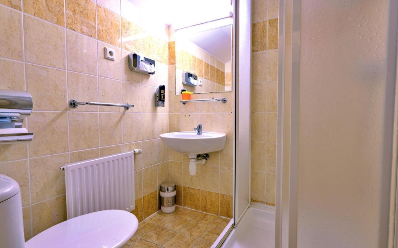 קרלובה סטודנקה Hotel Dzban מראה חיצוני תמונה