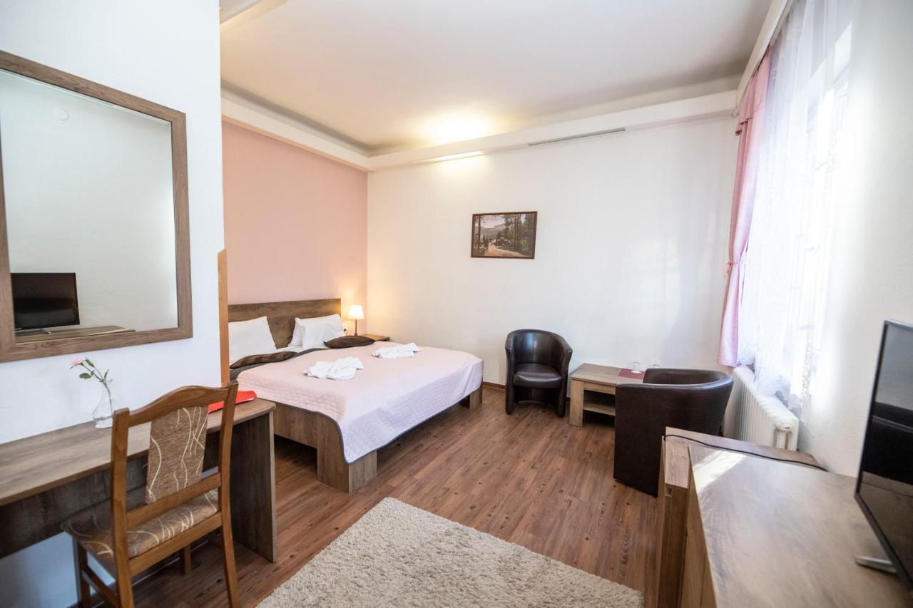קרלובה סטודנקה Hotel Dzban מראה חיצוני תמונה