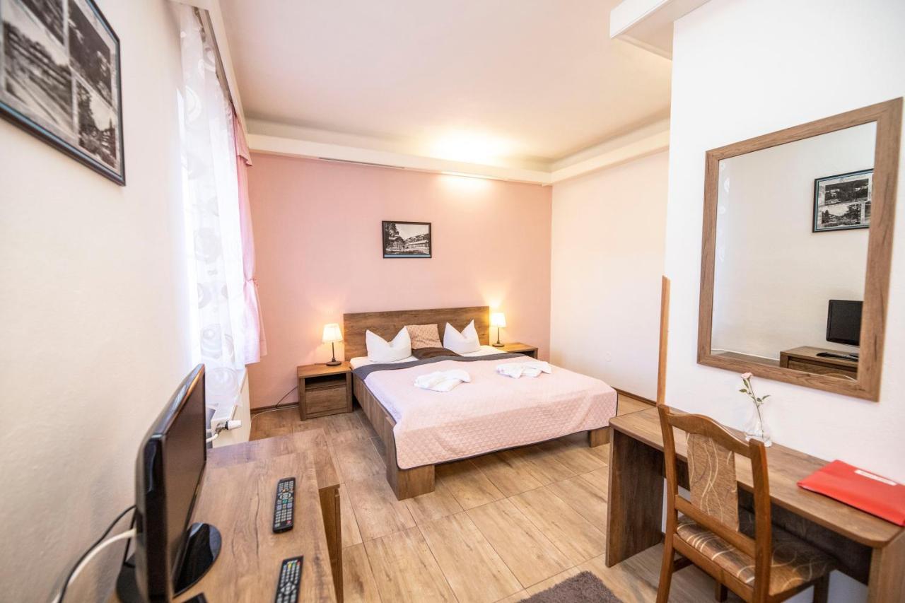 קרלובה סטודנקה Hotel Dzban מראה חיצוני תמונה