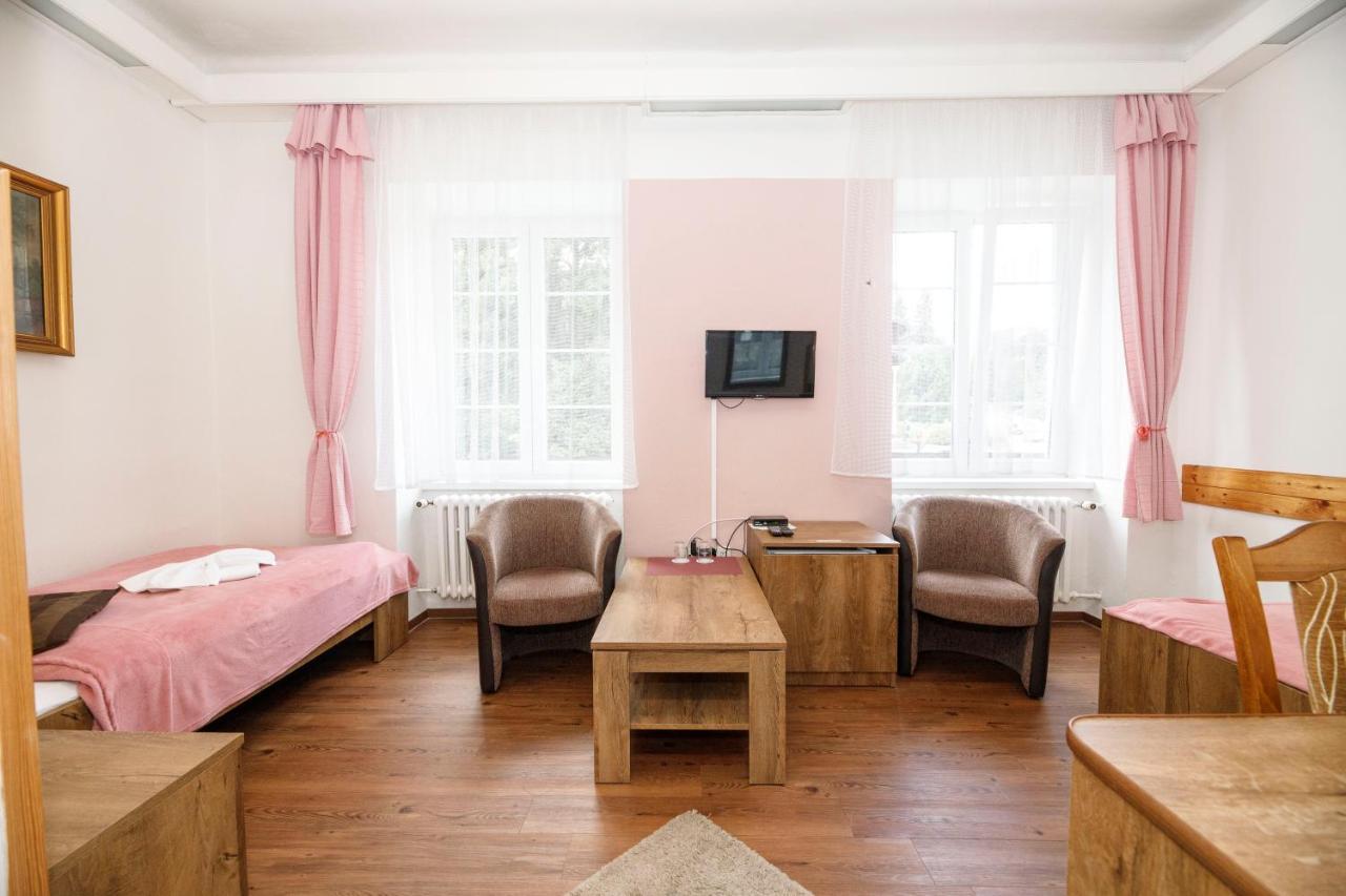קרלובה סטודנקה Hotel Dzban מראה חיצוני תמונה