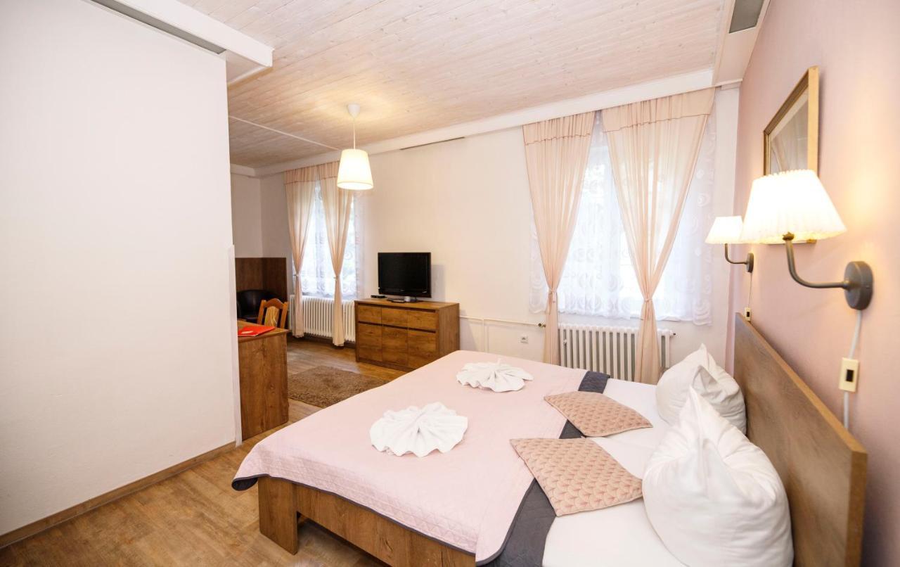 קרלובה סטודנקה Hotel Dzban מראה חיצוני תמונה