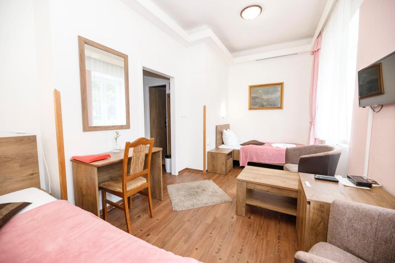 קרלובה סטודנקה Hotel Dzban מראה חיצוני תמונה