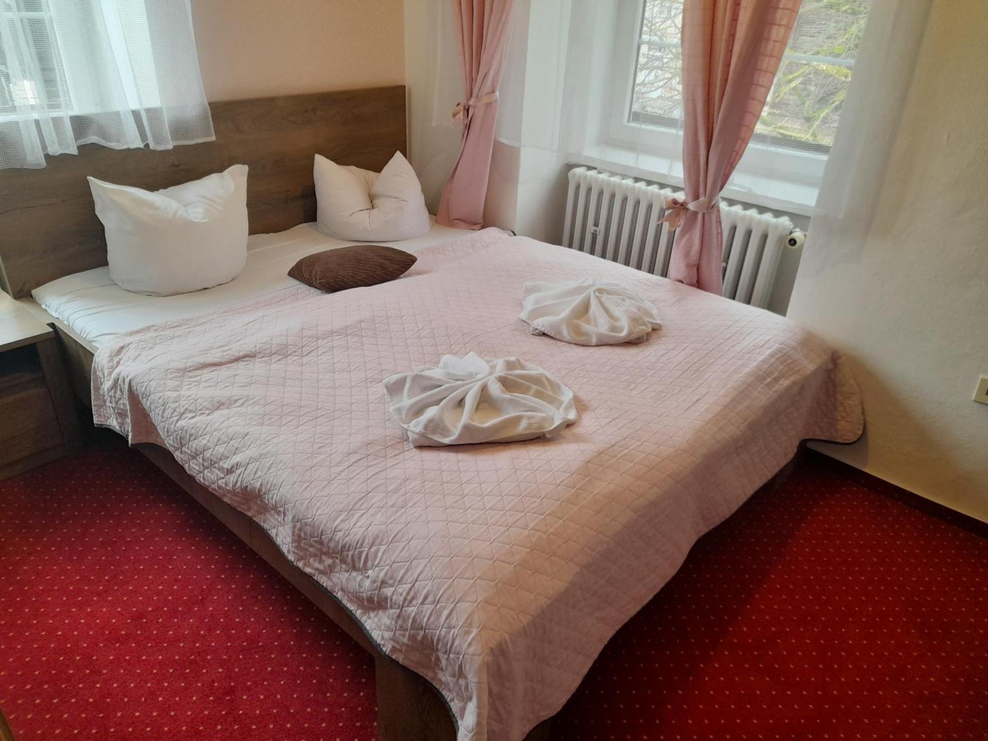 קרלובה סטודנקה Hotel Dzban מראה חיצוני תמונה