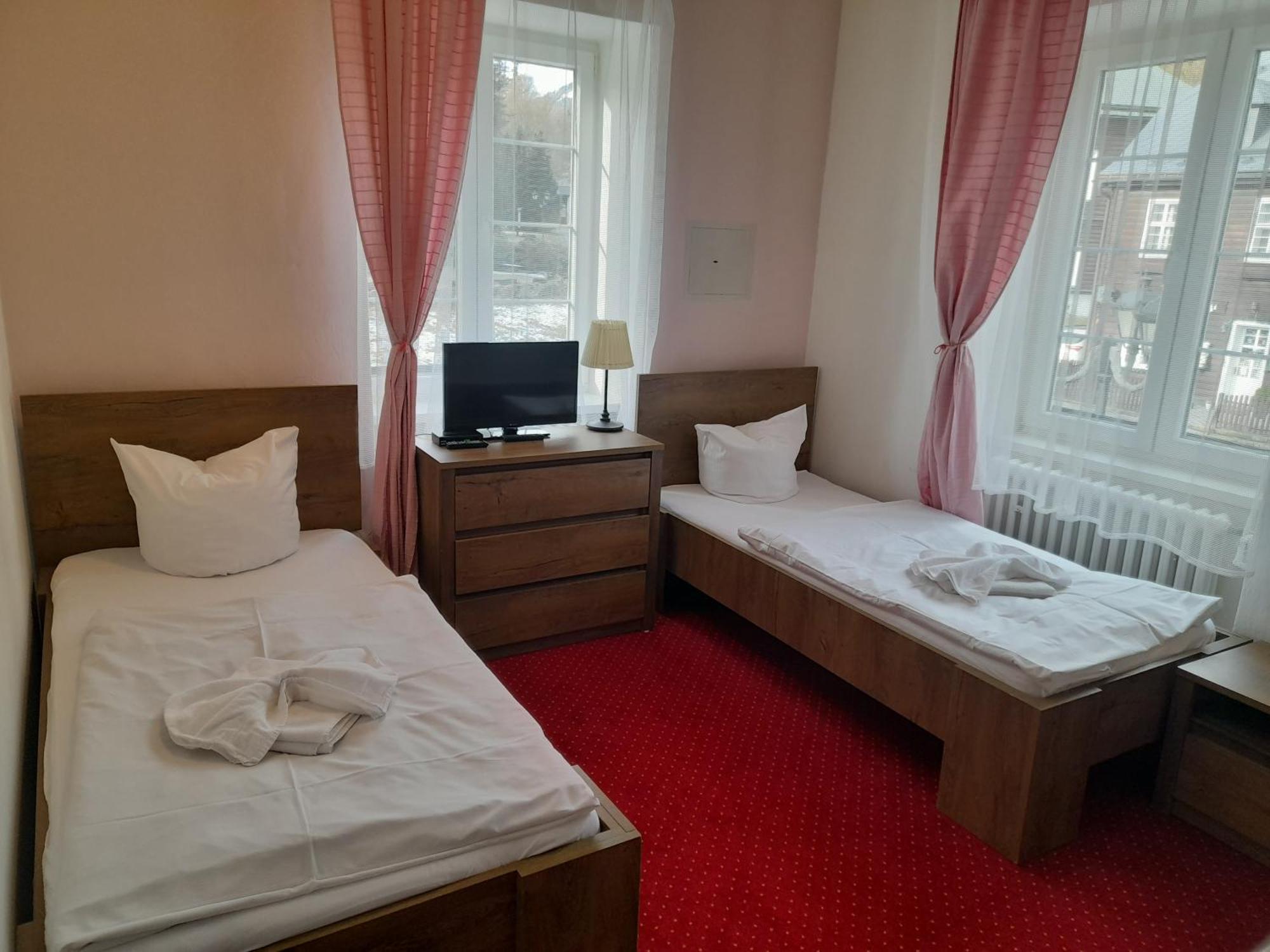 קרלובה סטודנקה Hotel Dzban מראה חיצוני תמונה